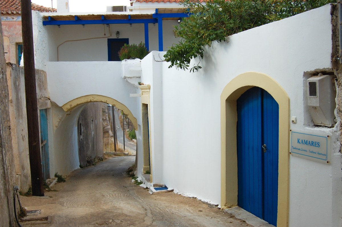 aroniadika-blue-door-2